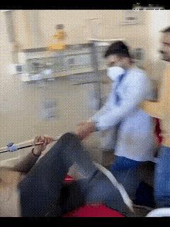 奇葩的地方，医生先要有体力制服病人，才能靠医术治病救人。