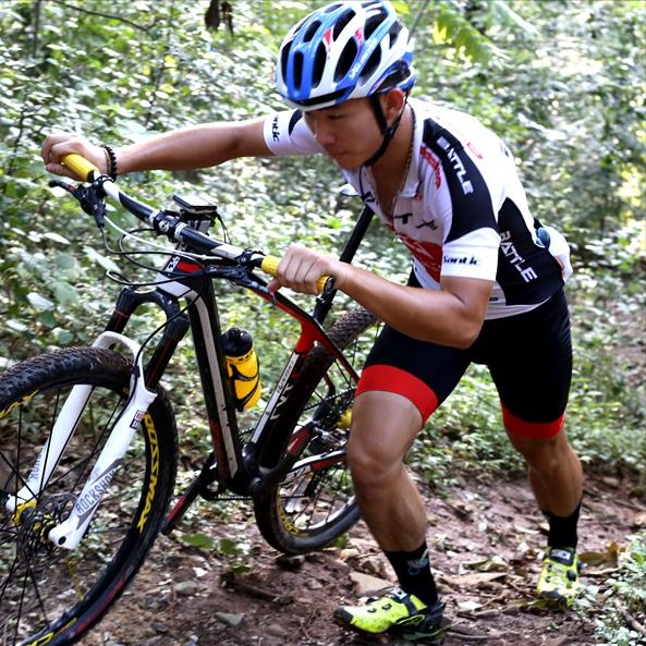 其实从去年六月份进入现在的公司后的三个月，我就有了换工作的打算，环境脏乱差不算，