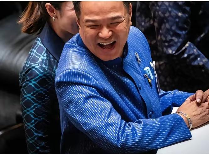 ​阿努廷赢了，笑得是那么地开心，他赢得了泰国总理的选举，对他来说是一件非常开心的