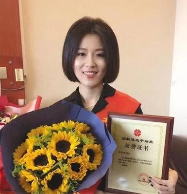 浙江一28岁女孩无偿捐献骨髓，救了一名15岁白血病男孩。没想到，男孩康复后找到她