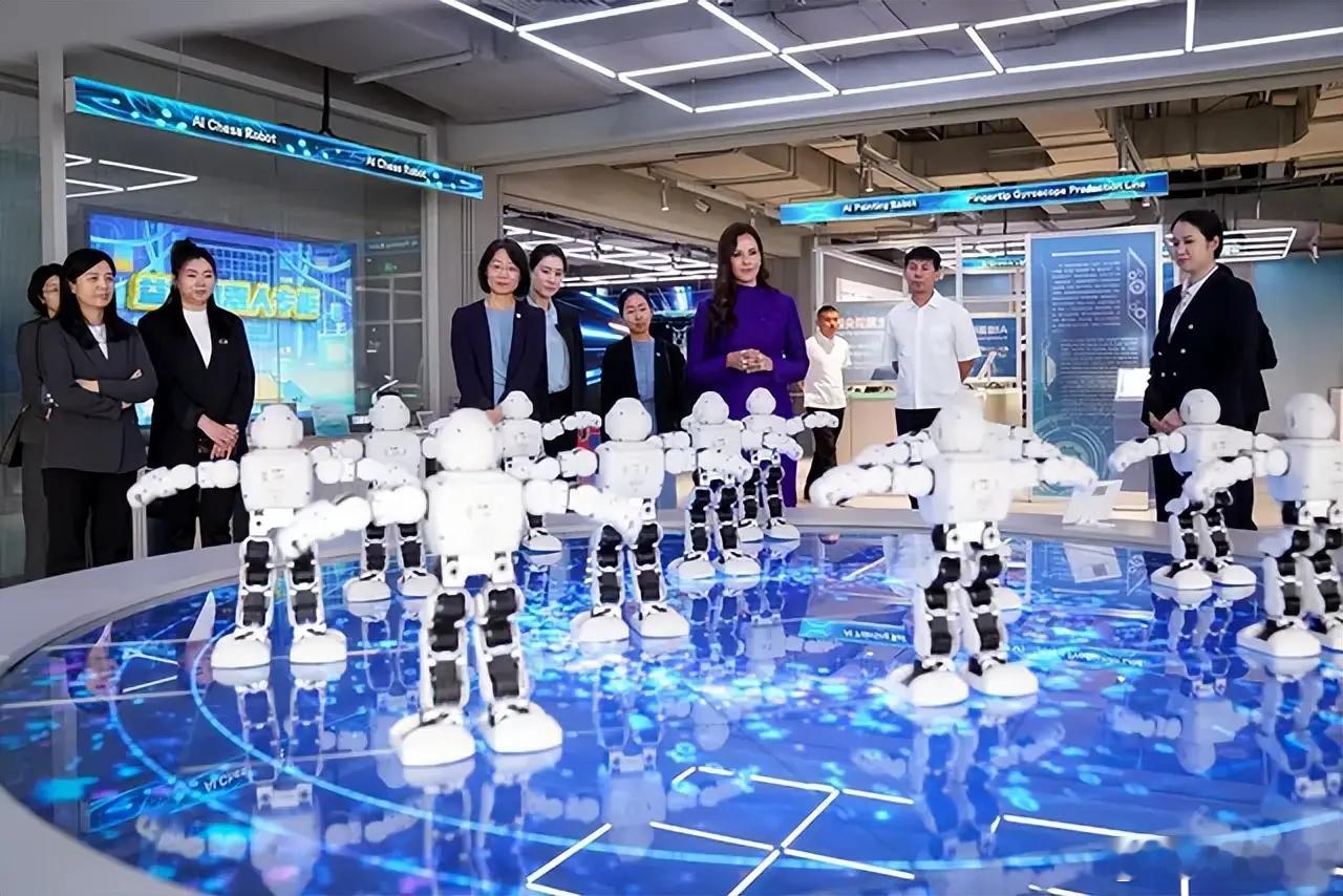 武契奇夫人塔玛莎参观机器人。 