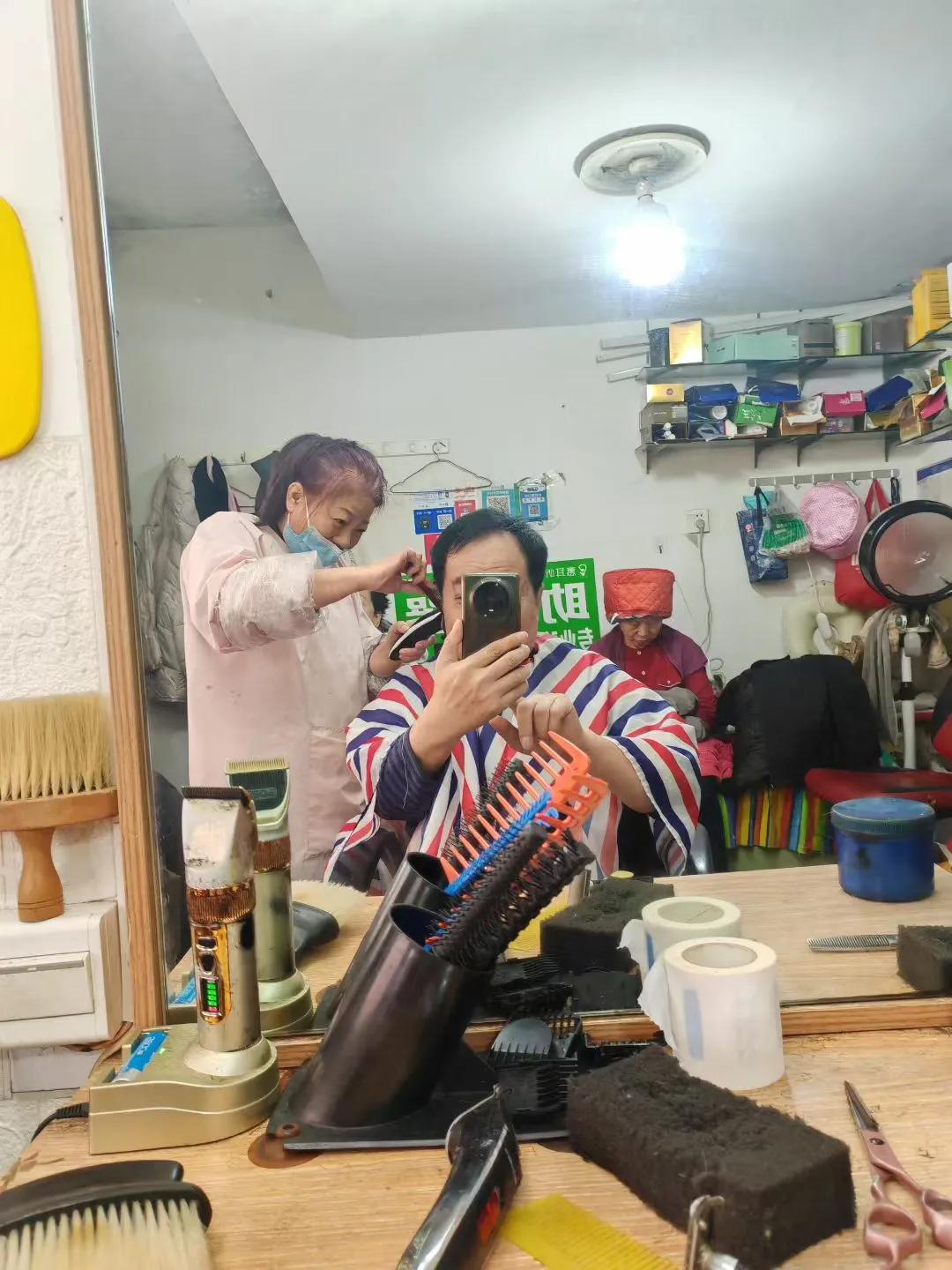 【理发谣】今天下午，年后第一次打扫卫生，理发，焗油，洗澡，搓澡，一条龙。70元。