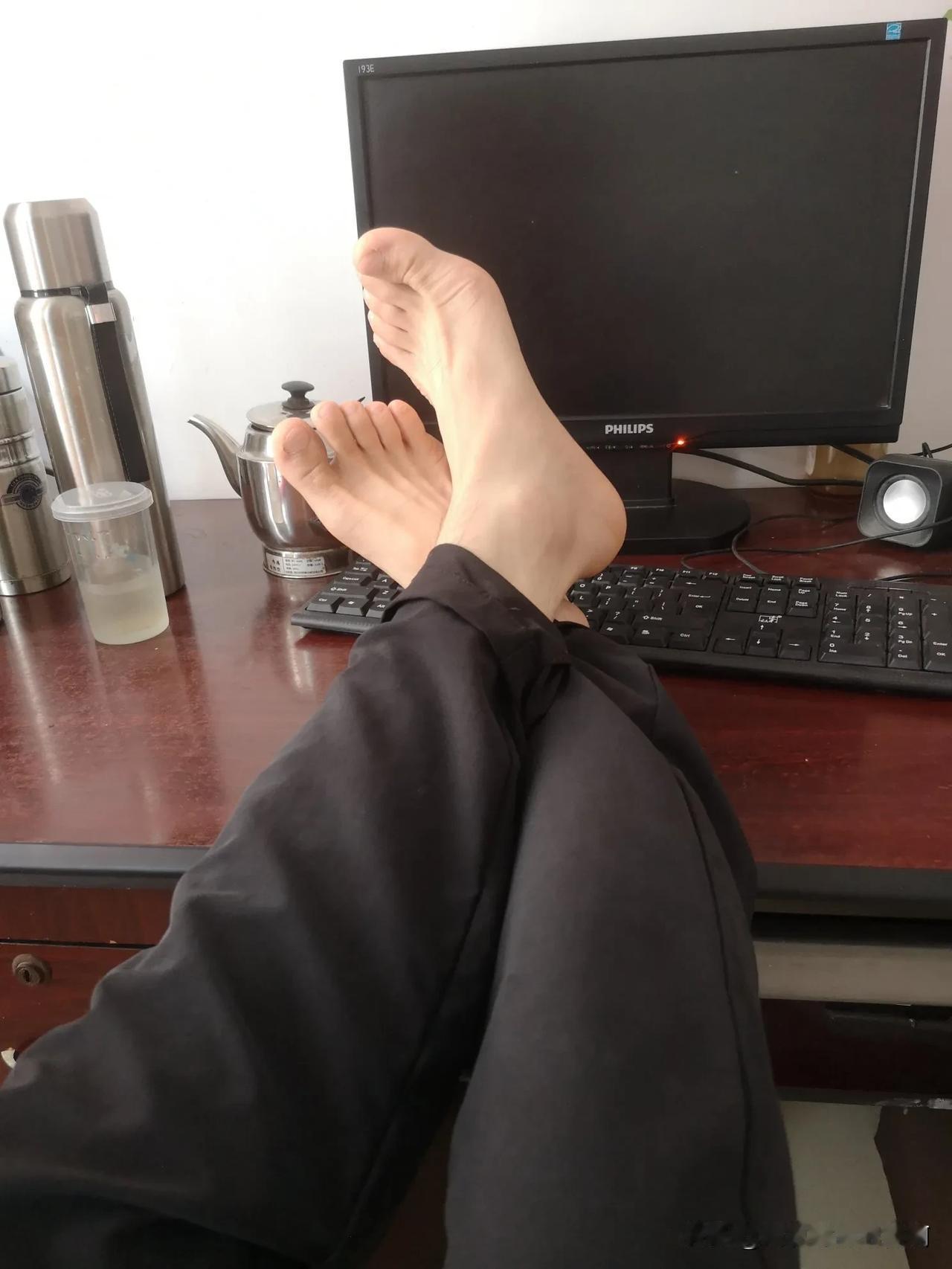 我猜你此刻翘着二郎腿，要不就是葛优躺…