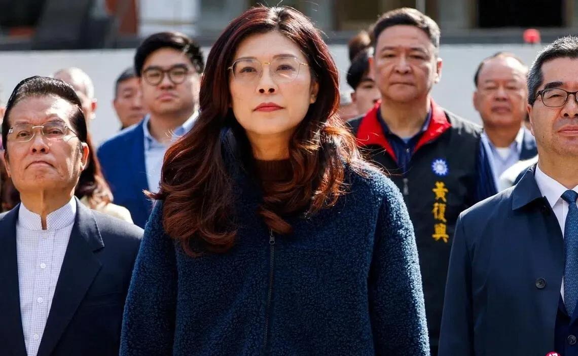 松山机场涌进大批抗议者闹事，近百警力出动维安！

这帮闹事的人堵在机场大厅，举着