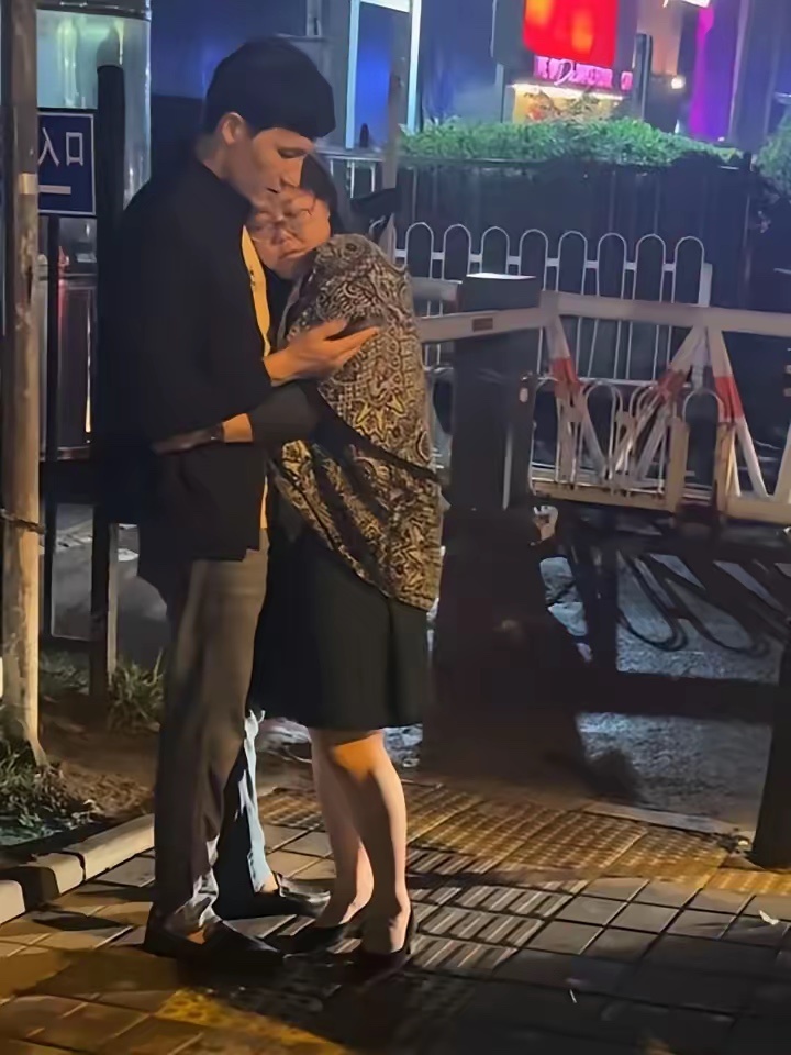 这男的科技脸，应该是专门对付富婆的，富婆身上的连衣裙 8 万多，丝巾 12 万，