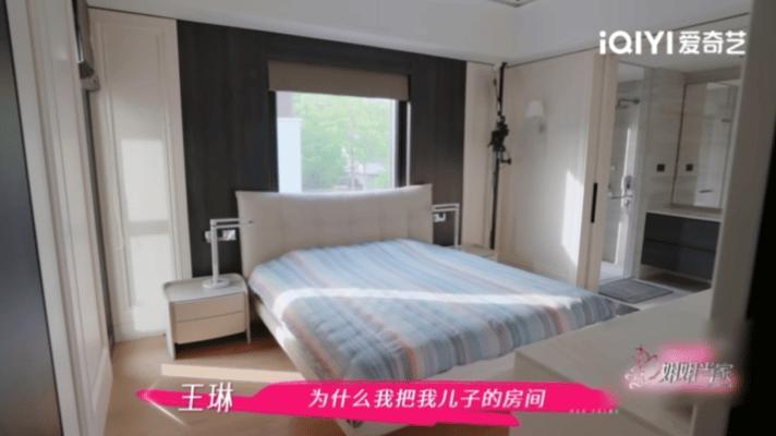 王琳自己淋过雨要给儿子撑伞王琳姐的童年太让人心疼了😭 从小睡沙发长大，现在却把