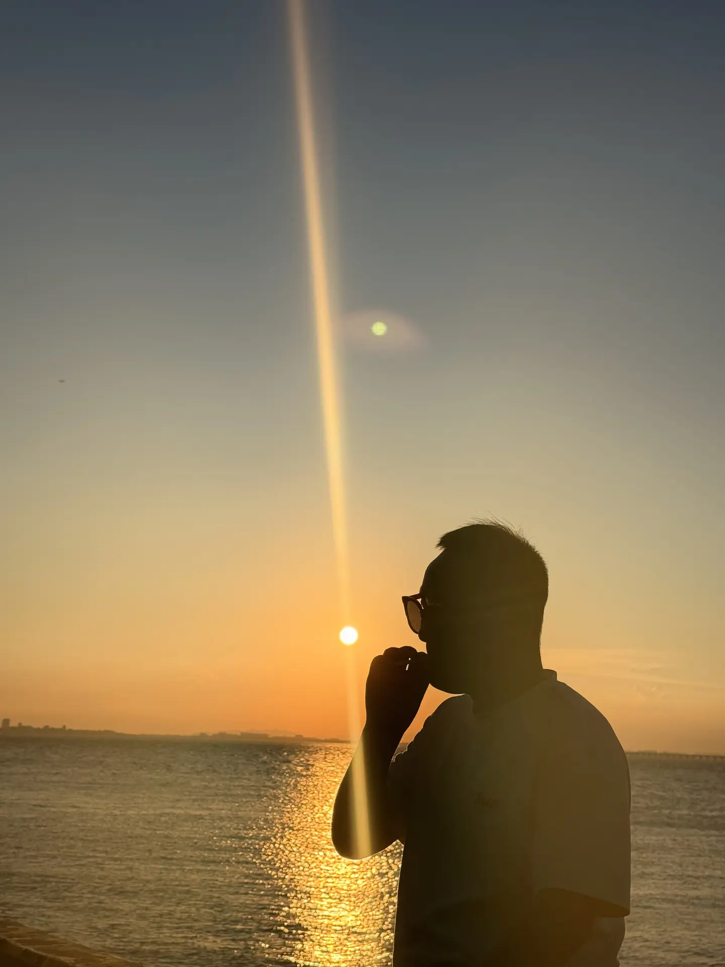 凌晨两点， 银行的催款短信比星星还多。  白天是打工人， 晚上是还债人...