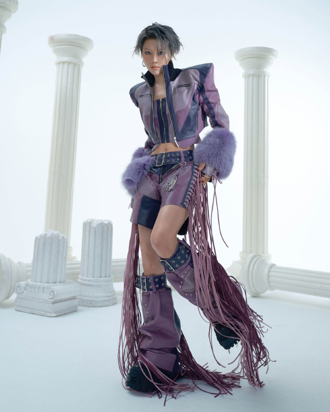 刘雨昕这下真破次元壁了参加跨年造型看出来十分用心了！巧融骑射元素，弓箭点缀简约穿