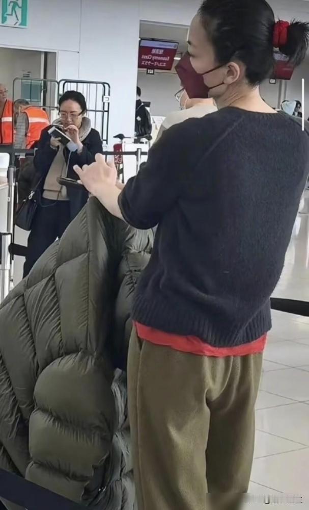 笑不活了！王菲15年羽毛球练出逆龄？怕不是营销号集体失忆？
公开资料只有中学排