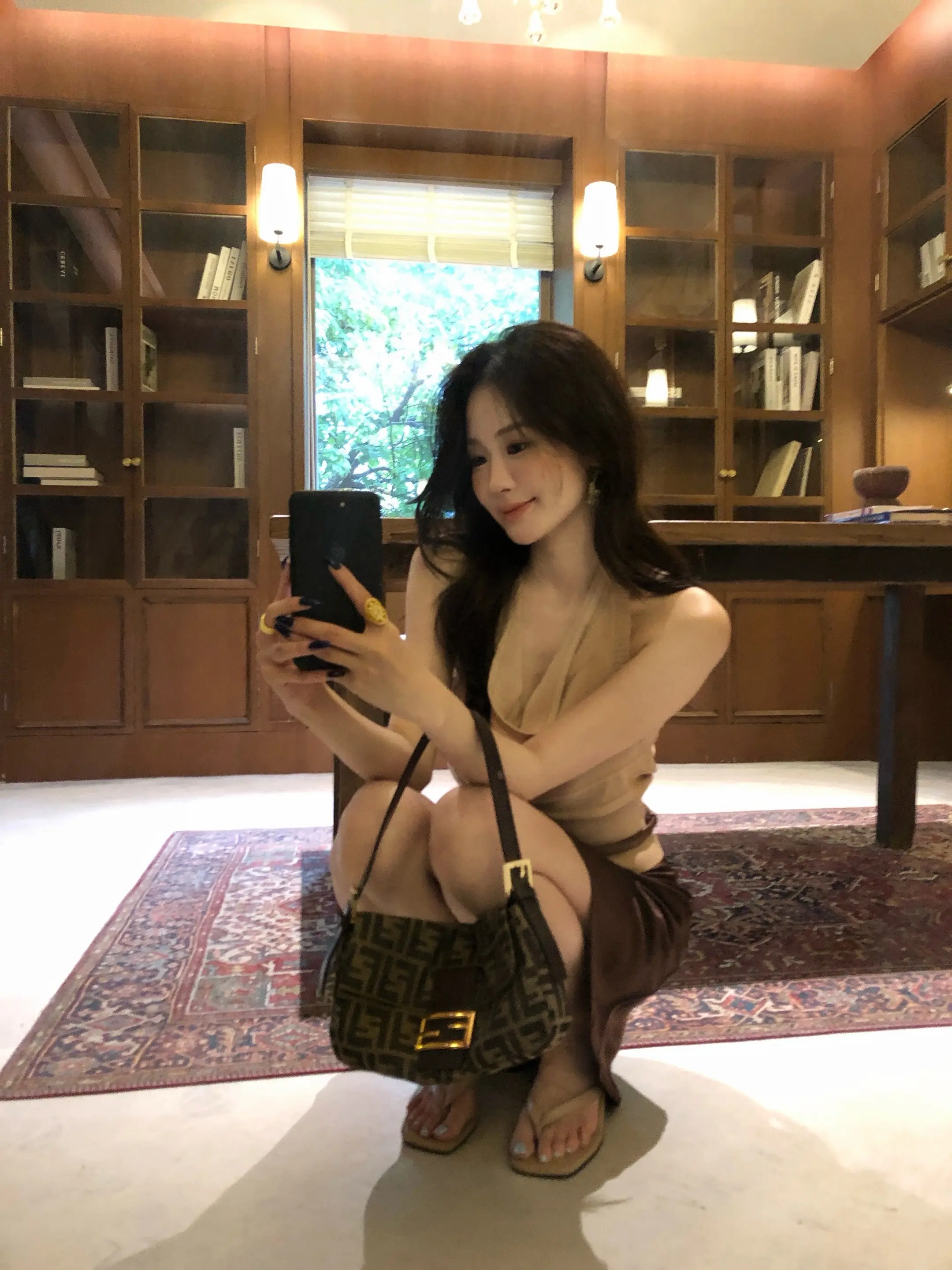 刚才吻了你一下你也喜欢对吗。不然怎么一直牵我的手不放