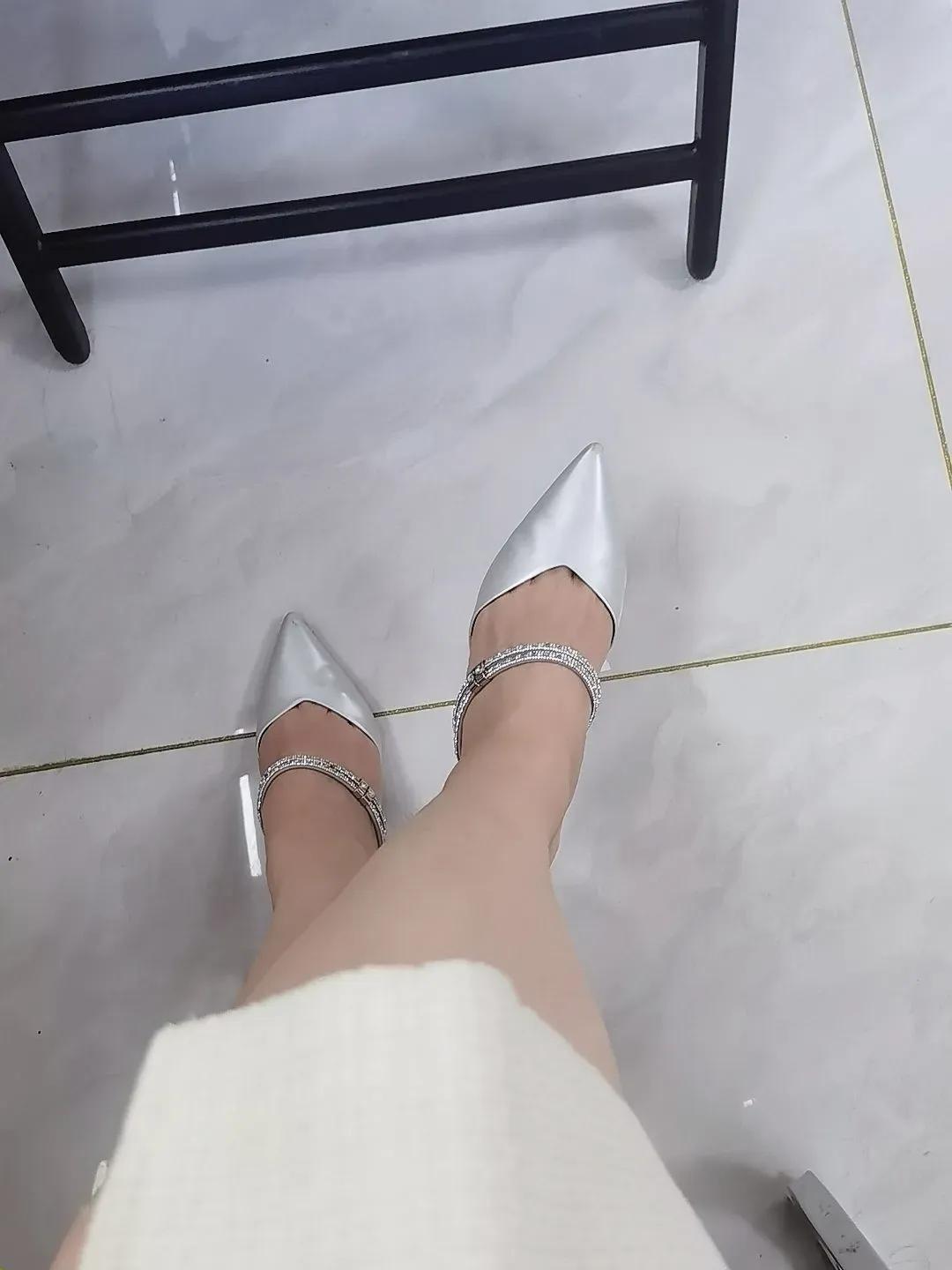 我们办公室里那女的，我打算再也不搭理她了，实在是讨厌她！

她一个女的，跟其他女