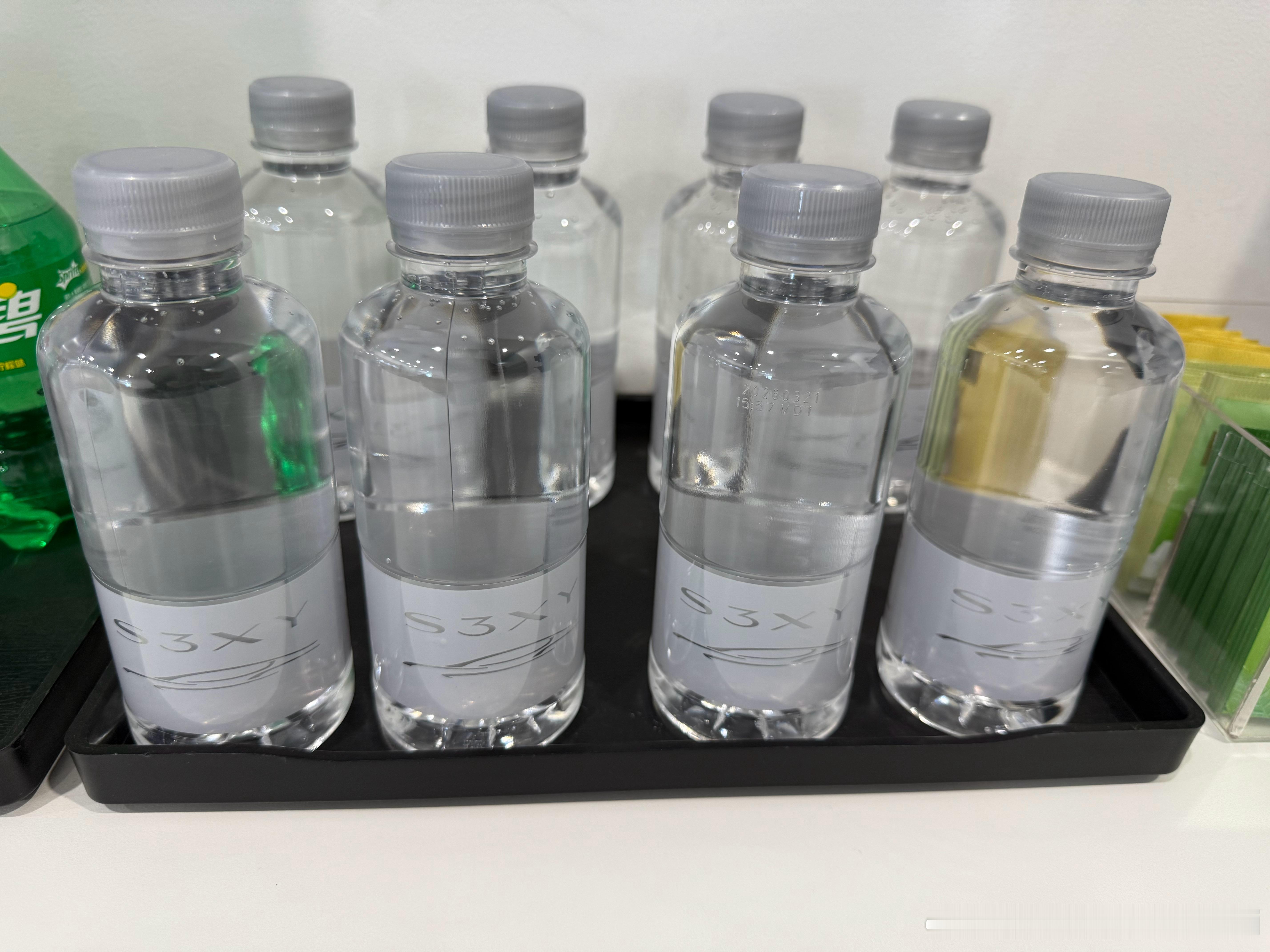 今天来特斯拉服务中心检查一下车发现雪饼中心的雪饼，也“焕新”了焕新Y、焕新3、焕