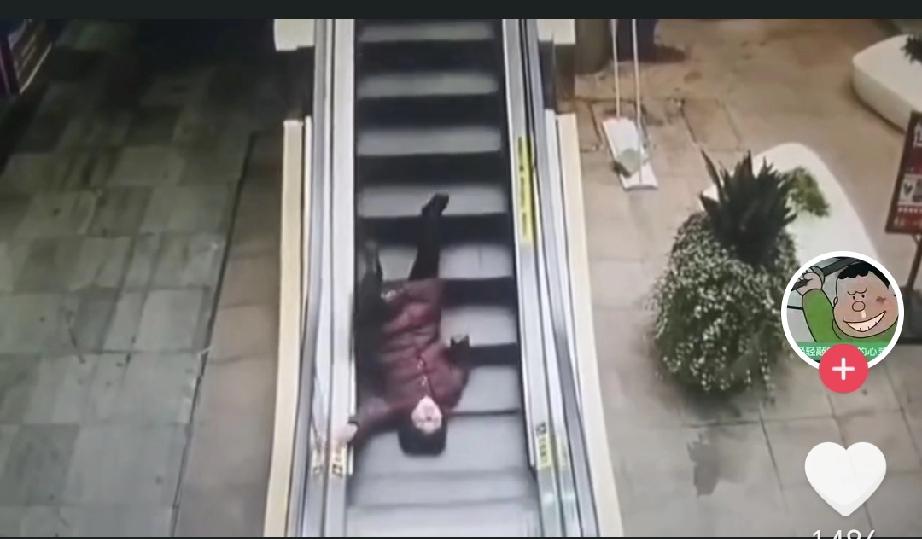 刚在抖音上看到一个视频，一位上了年纪的老人，在自动扶梯上摔倒了，她虽然一次次的试