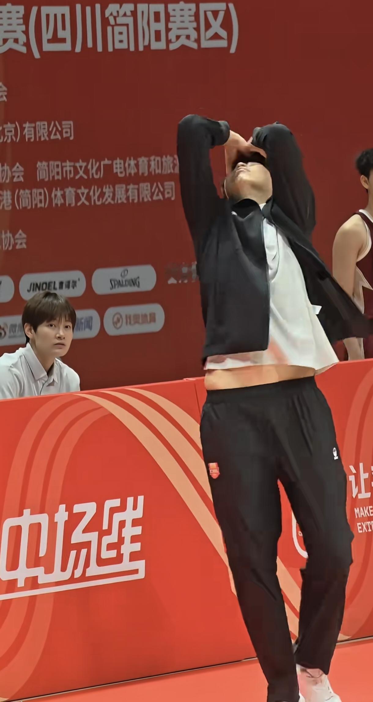 黄思黄当主教练后怎么瘦成这样了，急的狂抓头发，比当运动员操心太多了。大静，生气归