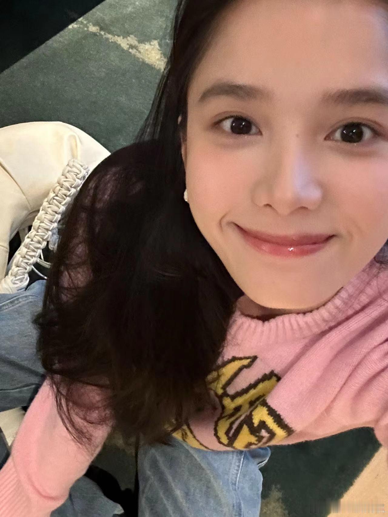 #张婧仪拍的心形青提# 张婧仪又又又去春游啦～随手拍了心形青提好明媚好阳光的公主