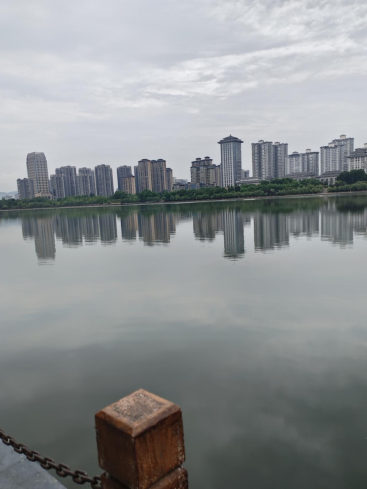 下联：点点星星星光自明

先拆解上联的核心特质：以AABB式叠词“云云雾雾”铺足