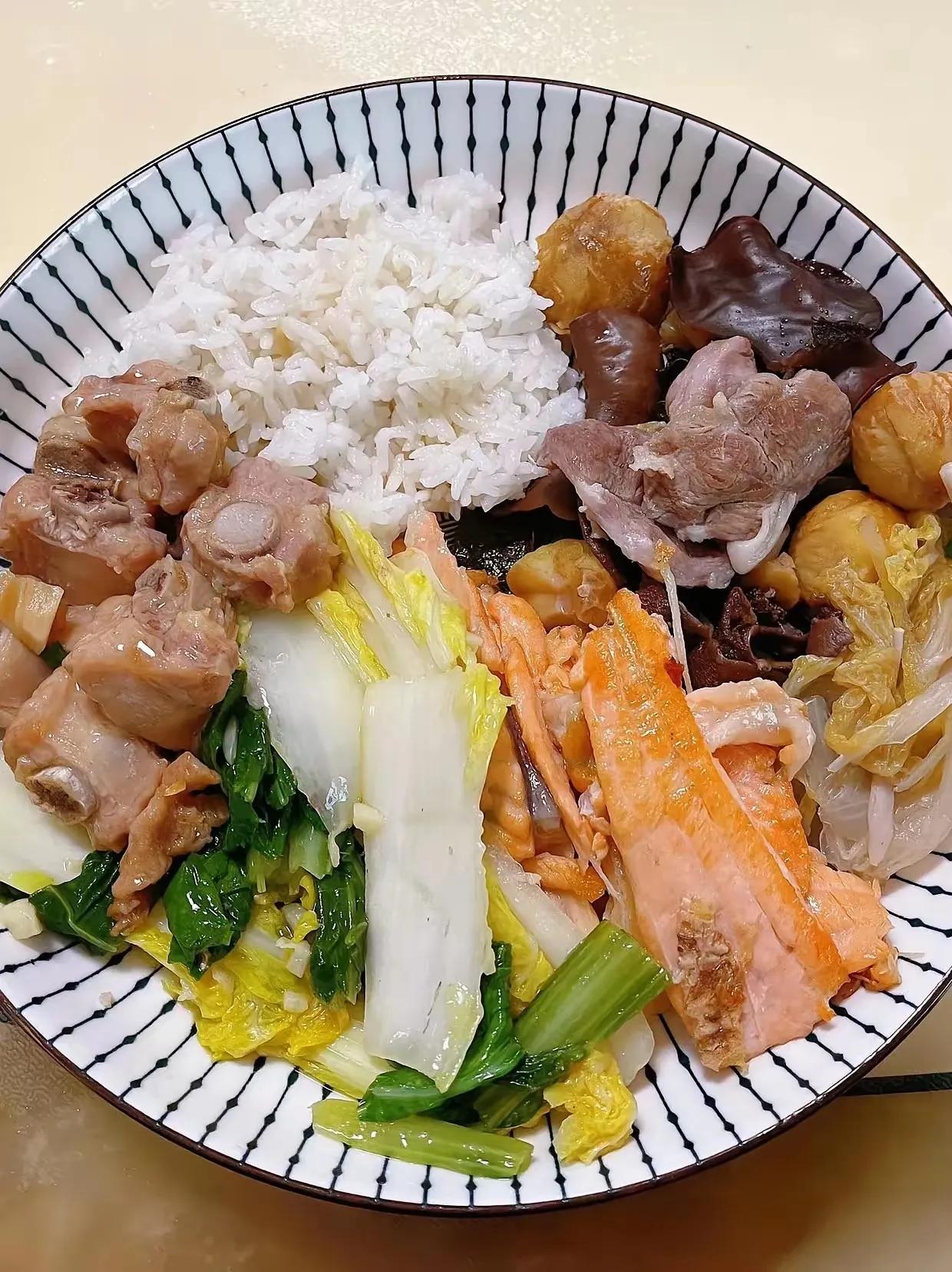 过年回家第一天
婆婆给留得饭菜
我说为啥掺在一起
她说方便加热