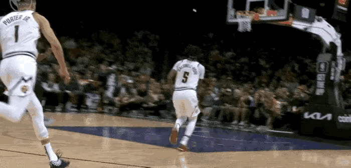 20岁左右球迷心目中的NBA五大巨星有：
中锋：约基奇
前锋：阿德托昆博
前锋：
