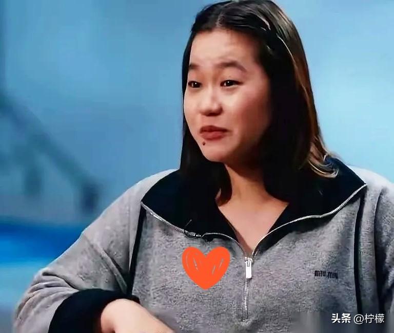 全红婵那段采访，
我算是看明白了。
主持人把话筒递过去，灯光打着，流程走得滴水不