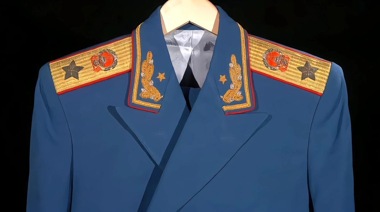 1955年，特意为毛主席定制的元帅服，到现在依然很新，因为毛主席自始至终都没有穿