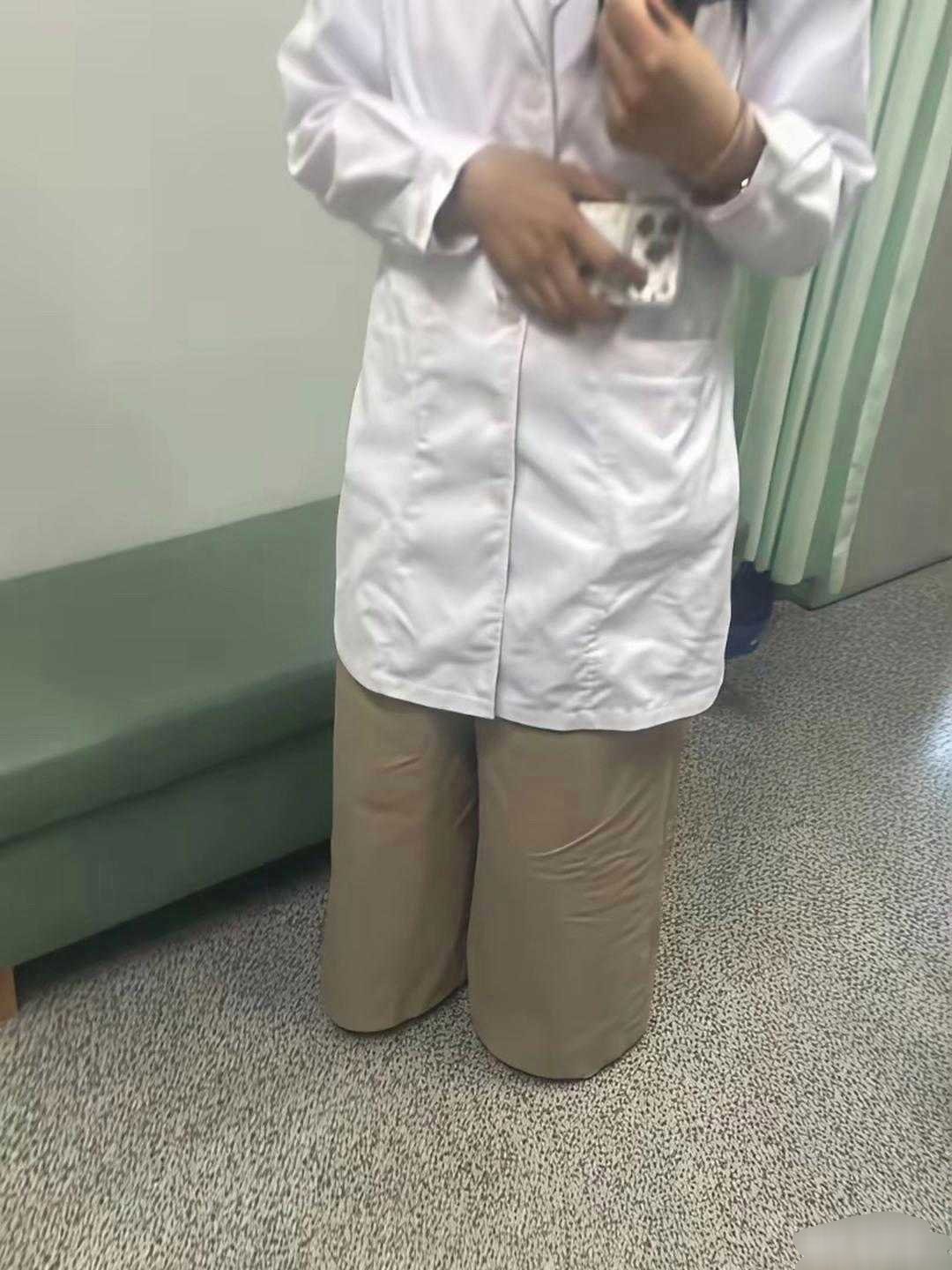 一开始不敢笑，以为她跪下了。 
