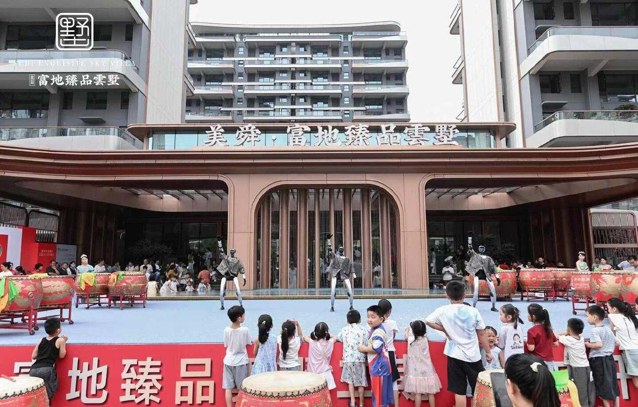 今日份快乐被机器人表演承包啦！
全场小朋友目光锁定、尖叫不断👏
会跳舞、会摇摆