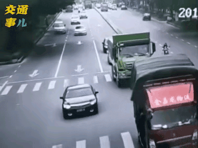 女子骑着电动车，在斑马线上一往无前，三辆车并排行驶，第一排的轿车看到女子骑着电动