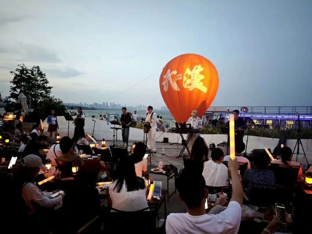 武汉入选2026年度最具国际传播影响力城市  ！华灯初上时，穿梭摩登街区，钻进百