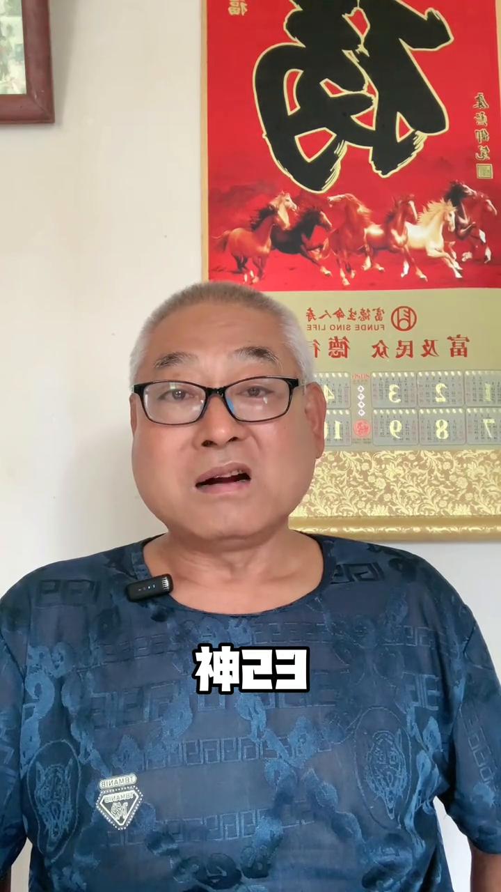 家人们注意看，这个女孩去年还在刀郎演唱会做伴唱，今年直接杀进了八万人体育场。七月
