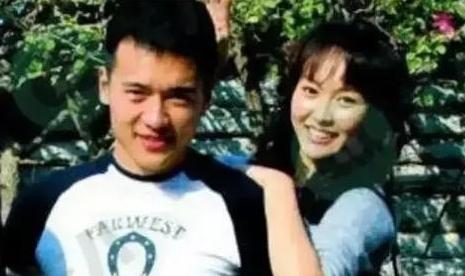 2010年，身价5000万的唐嫣和高云翔同居三年，高云翔再次求婚：“糖糖，这是我