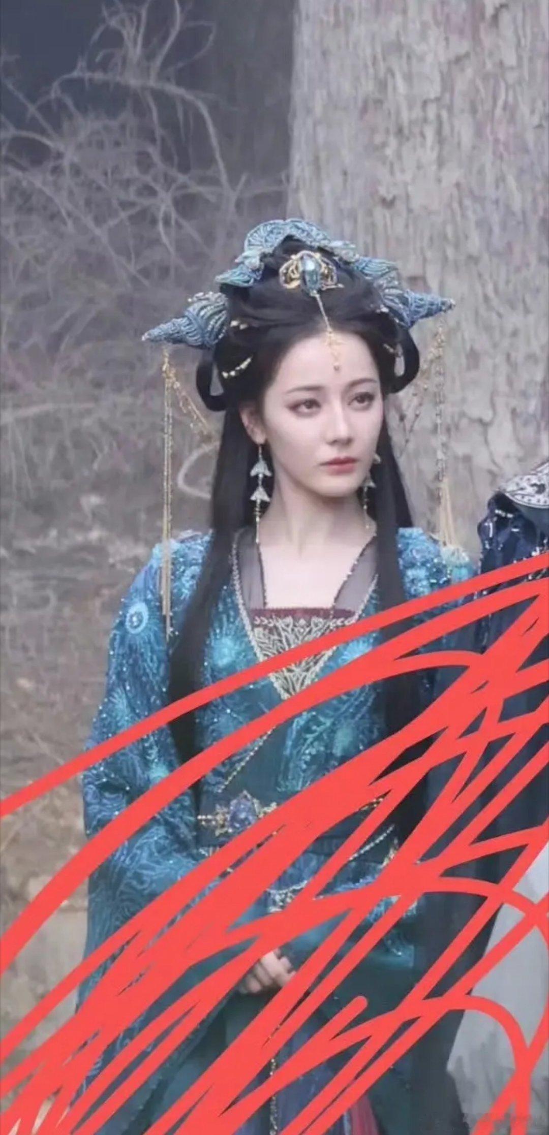 们慕胥辞真的好起来了妆和发型好看了，顺带把那俩牛角包也看顺眼了。 ​​​