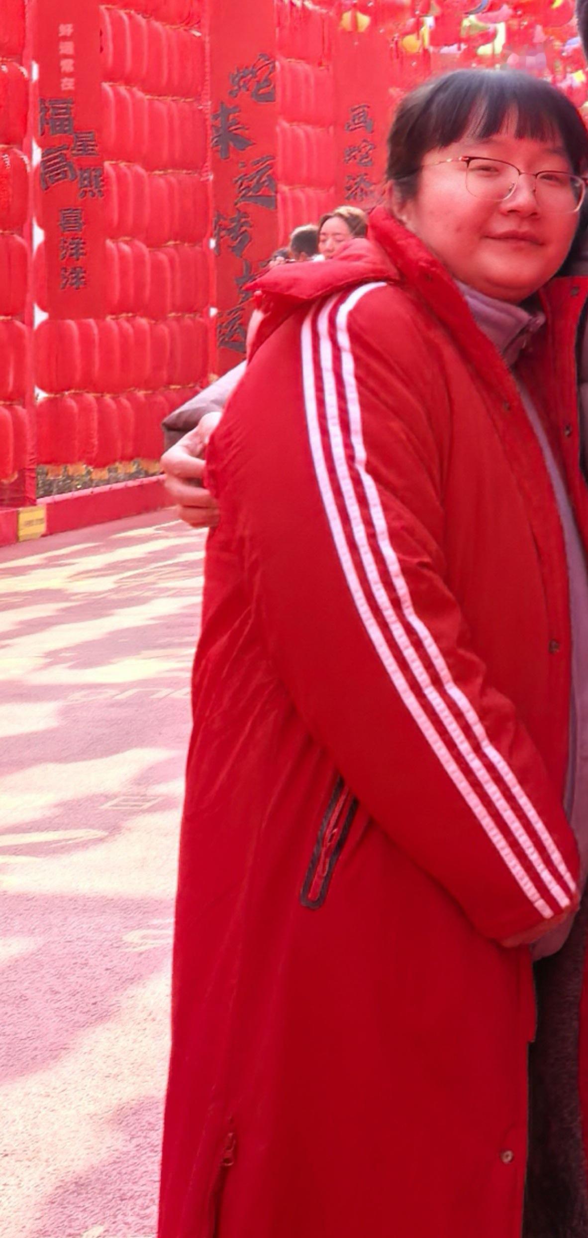 姐妹们都给我去减肥！都去撸铁！！！我今儿翻出来我去年过年的照片，这个对比给我惊呆