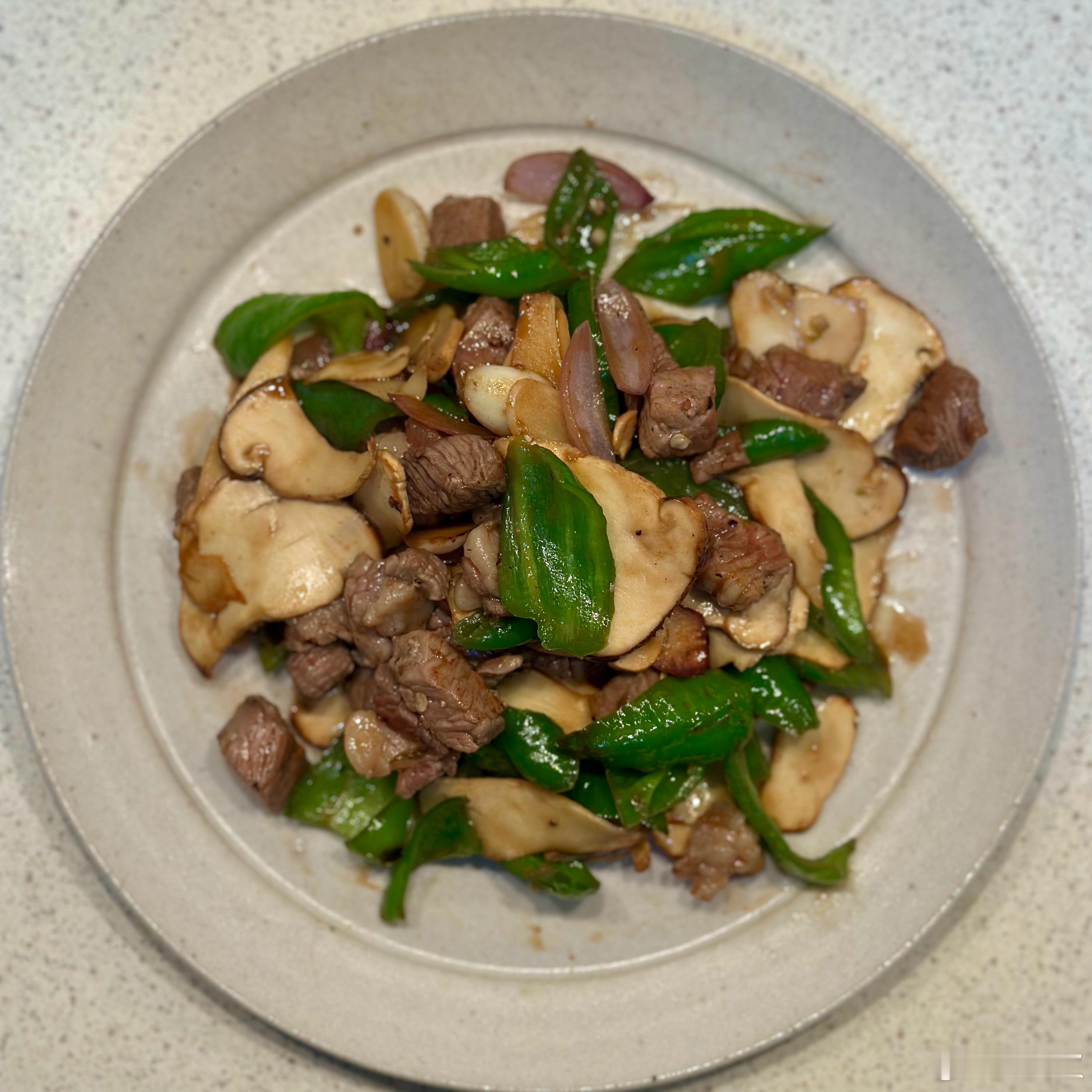 午餐。青椒老人菌炒牛肉粒，胡萝卜红烧牛肉粉丝煲。主食吃了杂粮饭和南瓜。自己做饭的