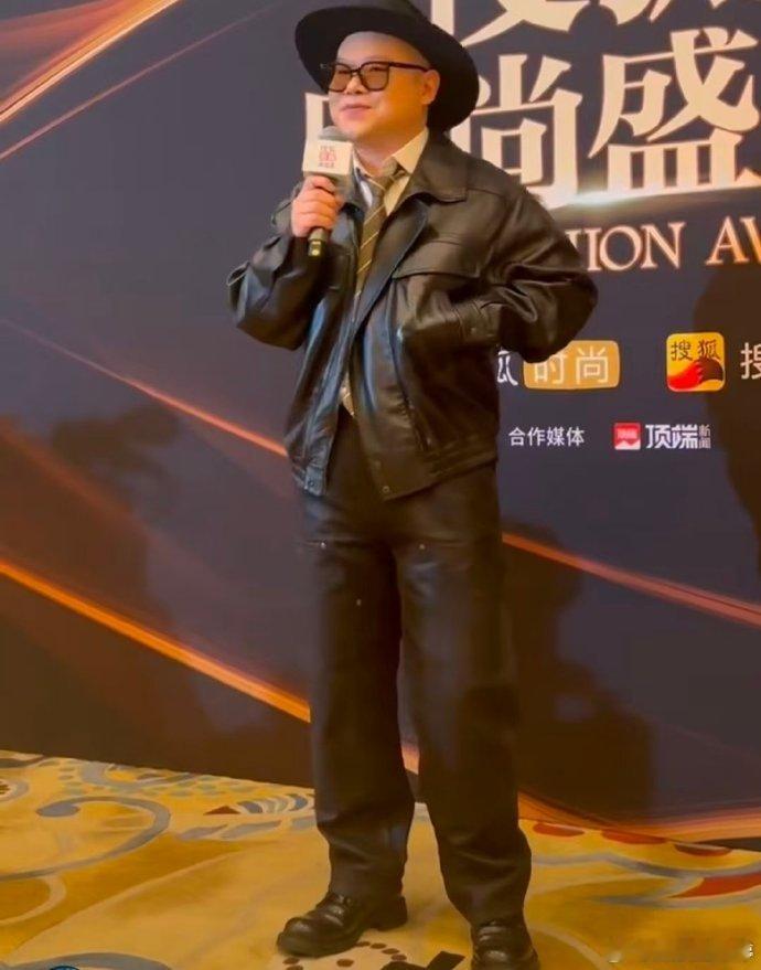 岳云鹏从兜里掏出俩核桃就盘上了小岳岳真是个有趣的人，面对压力的解压法竟然是盘核桃