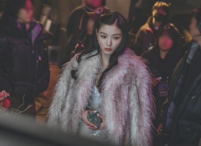 【《》金裕贞再造人生角色——有理由的恶女白雅珍！！幕后照显示“信念感爆棚”！明天