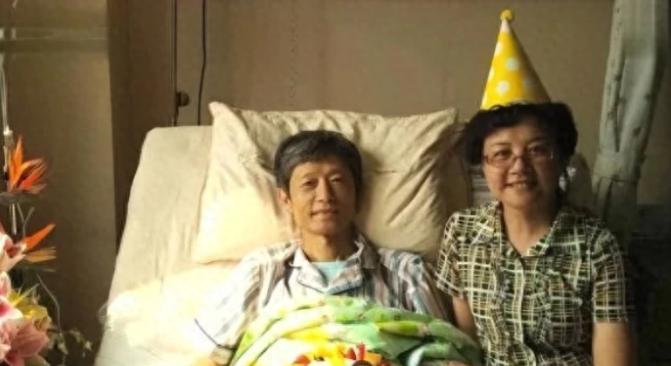 2016年，艾跃进在病床上与自己妻子一起过的最后一个生日，镜头中的他此时虽然露出