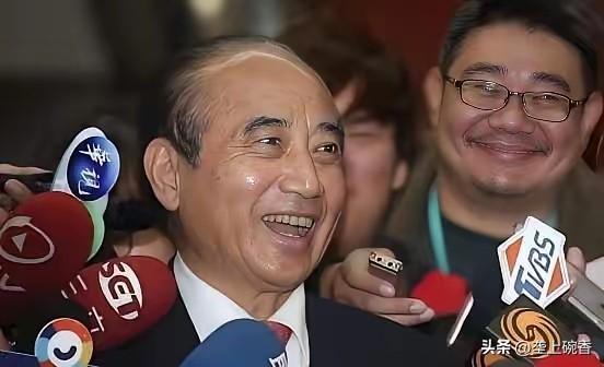 王金平敢于率先向台湾民众及政党发出接受一国两制的呼吁，也证明了王金平敢于承担政治
