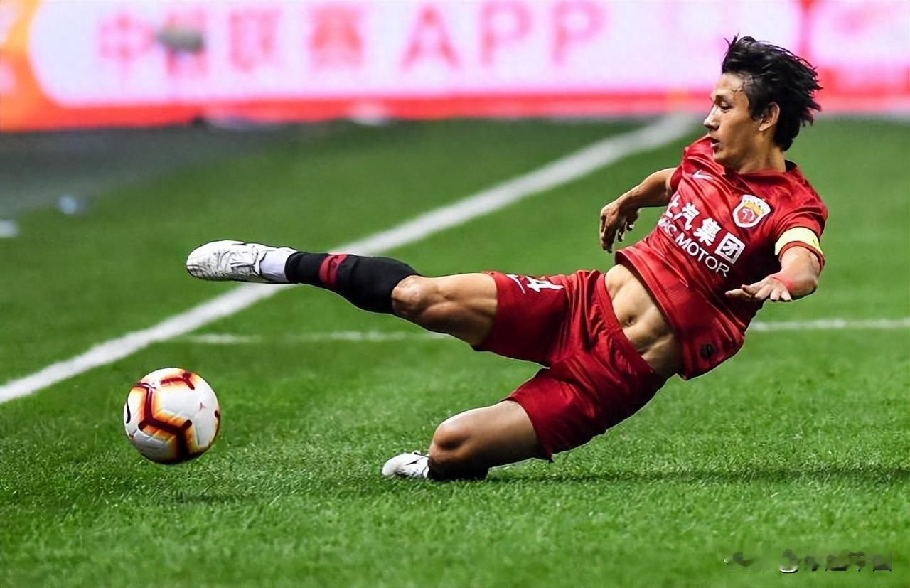 鲍世蒙的足球启蒙，始于洛阳东方三小——这所走出过肖智等国脚的“足球名校”。小时候