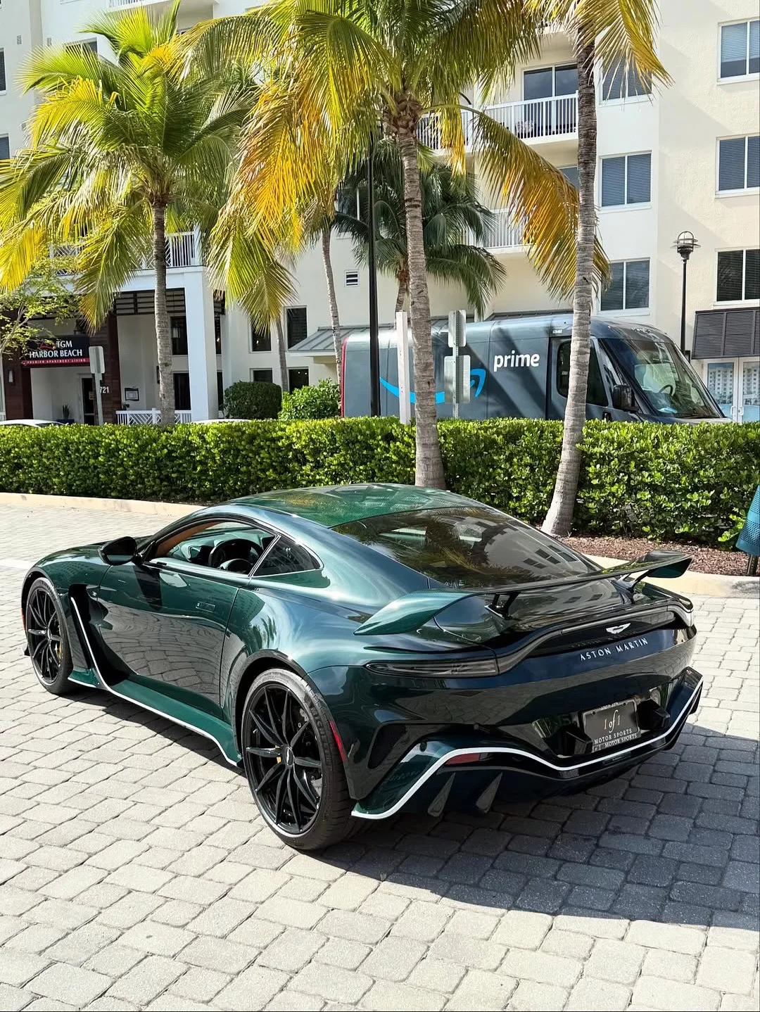 Aston Martin V12 Vantage