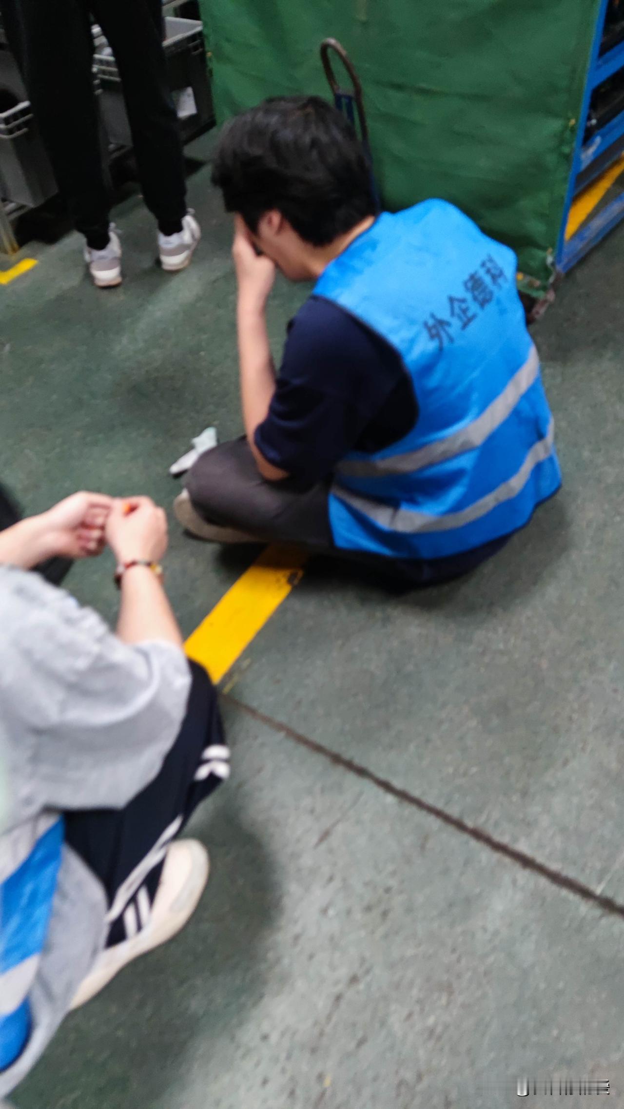 在美的洗衣机工厂上班的小伙子，累得连地面冰凉都顾不上，直接坐下休息，着实让人心生