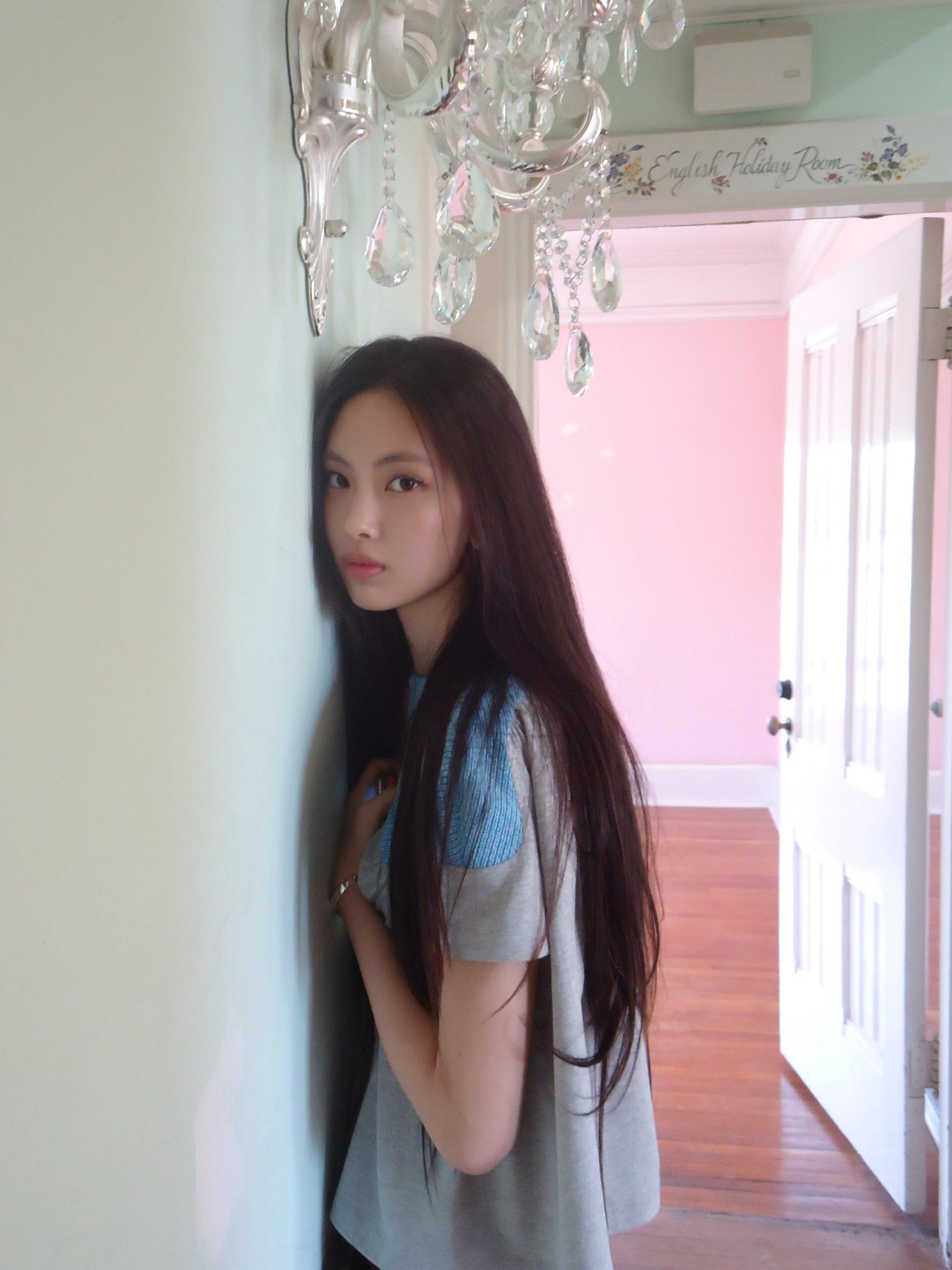 “真发造型真的超级棒……  但不是用直板夹拉得死直的真发，而是自然蓬松、毫无做作