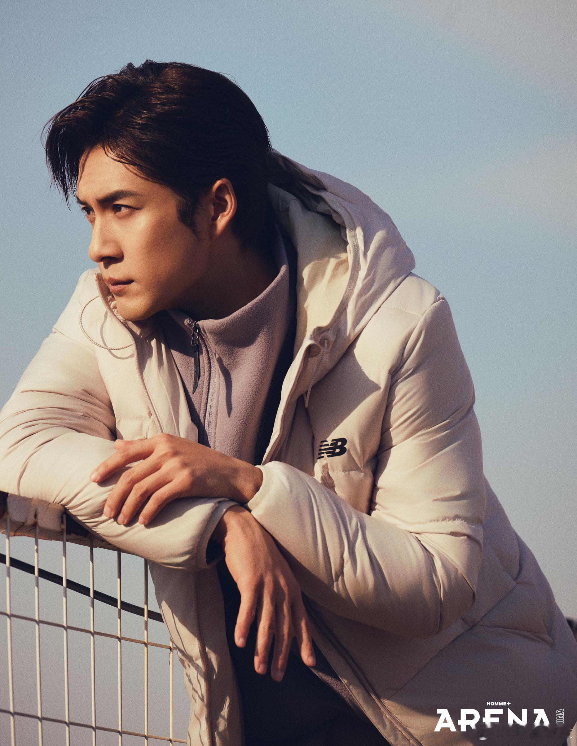 韩东君竞速时似风般迅猛，尽显热血激情；柔情时又如水般温润，眉眼含笑。这竞速与柔情