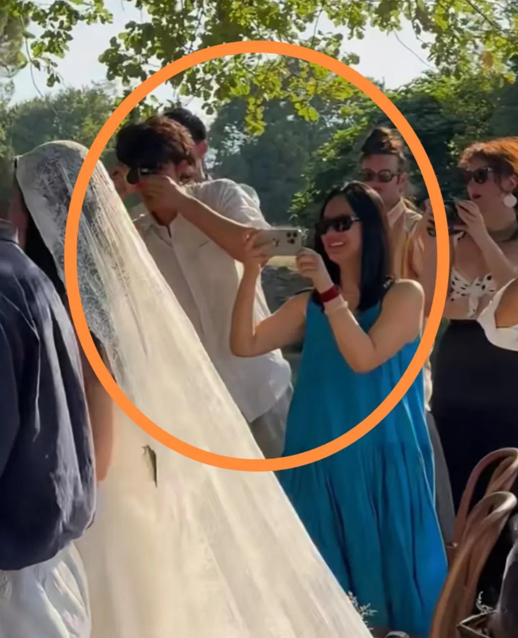 姜文女儿结婚，继母周韵带着长子也去了法国。姜马虎穿着白色衬衫，十分细心的给姐姐拍