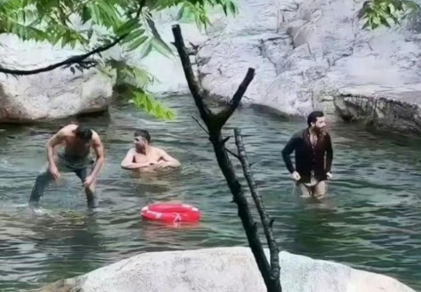 在水中洗澡，看来是印度人的文化传统。
（图一）印度游客在庐山风景区洗澡。
（图二