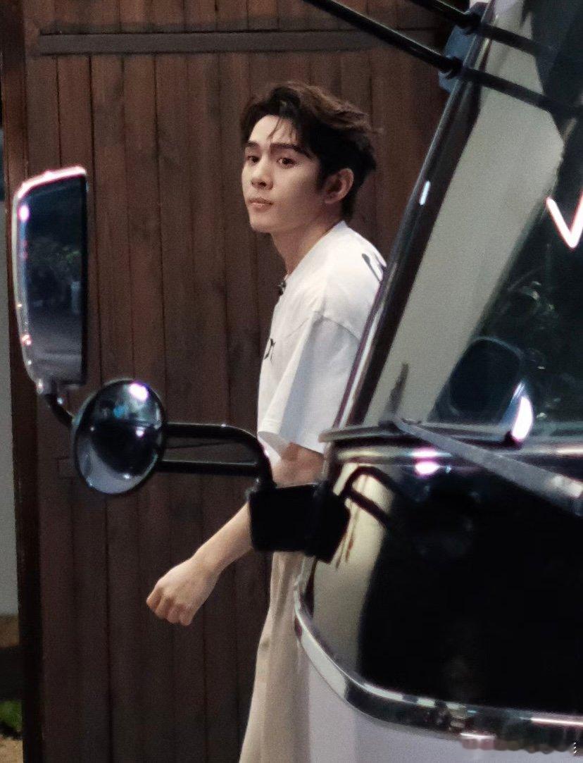 #李佳琦朱星杰高卿尘庆怜阳光宅男#跨界全能李佳琦，唱歌跳舞样样行，舞蹈动作流畅有
