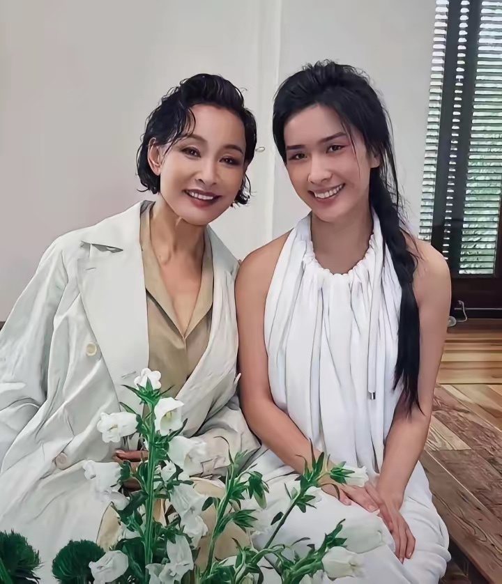陈冲的女儿，一点也不像陈冲年轻时的样子，她长得比陈冲年轻时要秀气很多。 ​​​