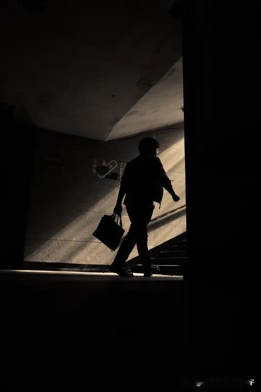 自己的路，真没必要听别人怎么走。
生活中，我们总爱拿别人的人生当标尺。看到别人生