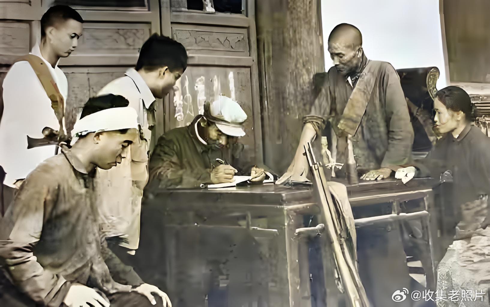 1950年，湘西土匪向解放军缴械投降。上下五千年，为啥只有我党才能剿灭土匪？