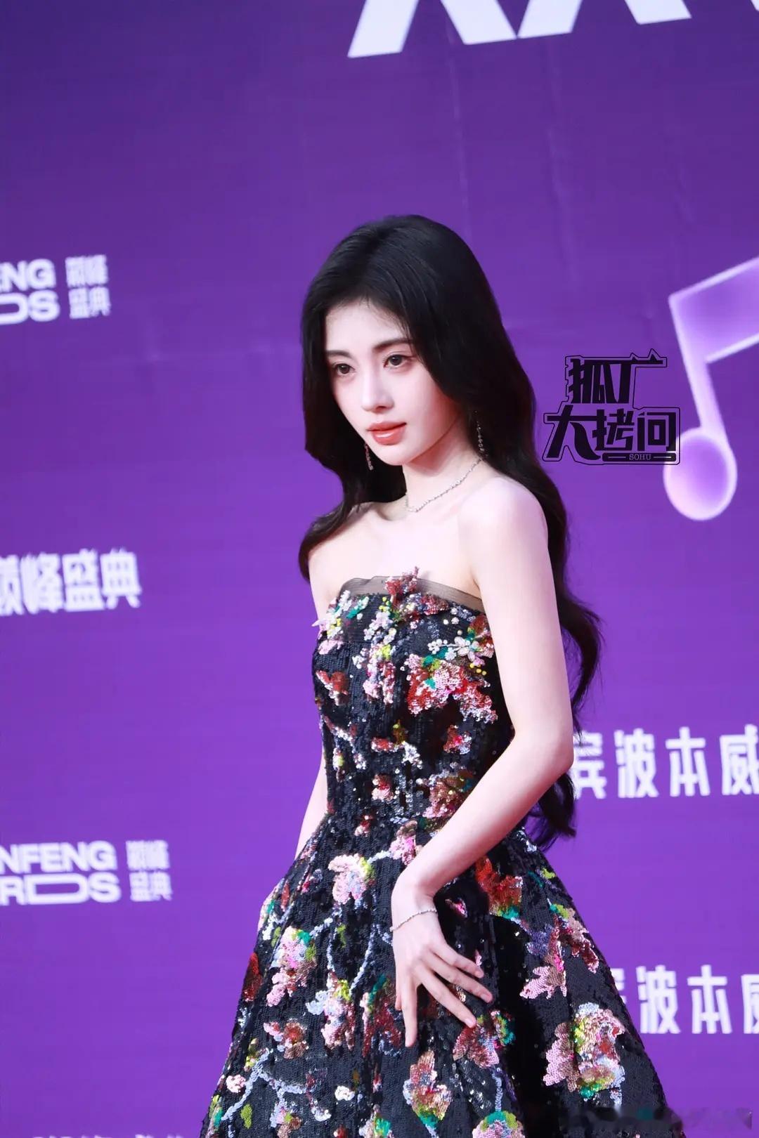 好久不见鞠姐红毯了，皮肤真的好好。 ​​​