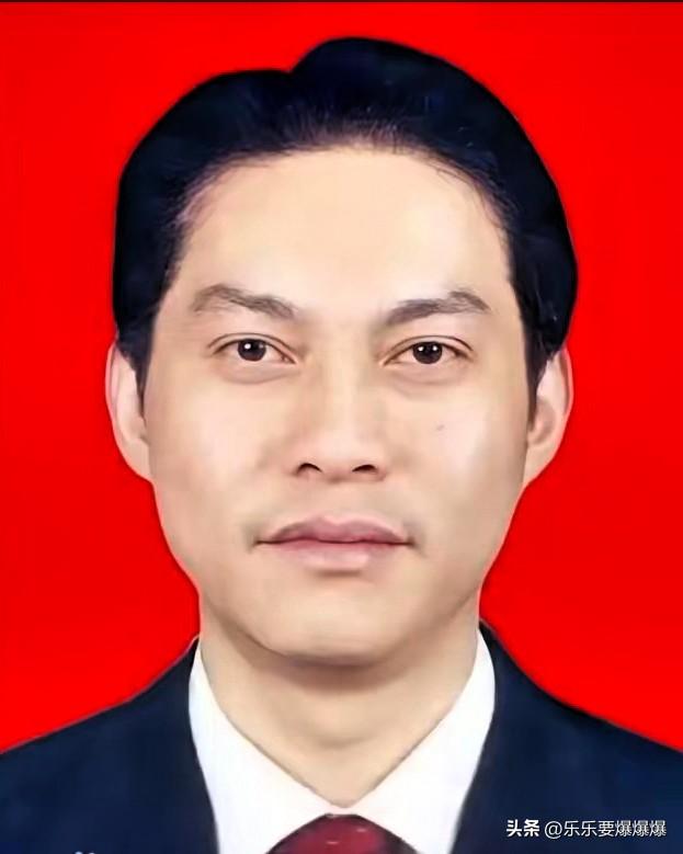 被判无期后使出关键一招，牵出300多名公职人员，刑期大幅缩减。

作为曾经的“青